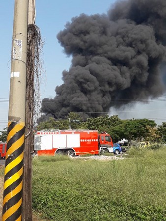 ▲高雄市橋頭區甲樹路一間塑膠工廠25日中午發生大火。（圖／翻攝臉書「爆料公社」）