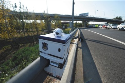 ▲▼北京高速公路機器警察。（圖／翻攝自新京報）