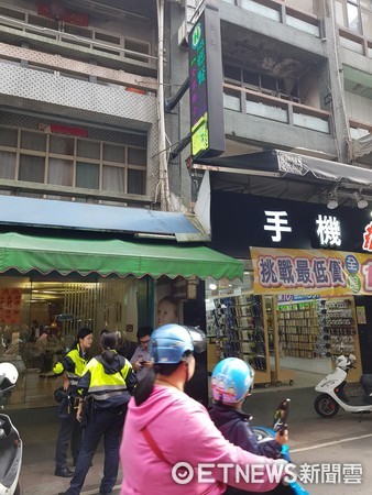 ▲▼ 吸毒男子攀在一樓雨遮外高聲呼喊「有人要害我」。（圖／記者陳豐德攝）