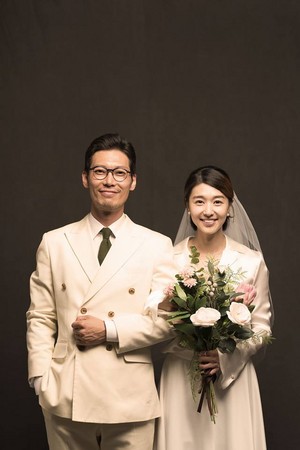 ▲▼《太陽的後裔》崔中士朴勛22日大婚。（圖／翻攝自Min Jung Park臉書）