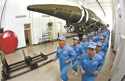 「東風第一旅」火箭軍某導彈旅在岩層深處進行密閉生存訓練，俗稱「三抗一倒」訓練。（圖／翻攝自解放軍報）