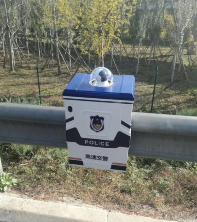 ▲▼「機器警察」現身北京機場高速公路。（圖／翻攝自北京交通廣播）