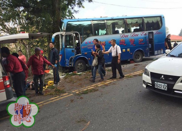 ▲▼教會旅行團遊覽車清境撞路樹！　領隊傷重不治23人輕重傷。（圖／翻攝國道即時路況中心）