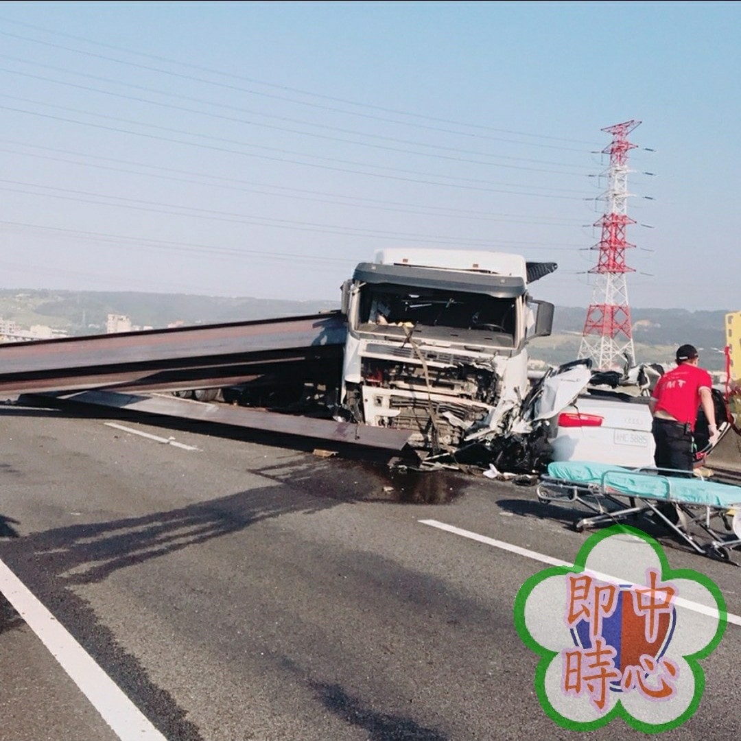 ▲國道3號拖板車爆胎，逆向撞爛自小客車。（圖／翻攝畫面）