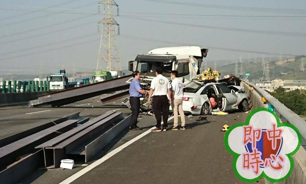 ▲國道3號拖板車爆胎，逆向撞爛自小客車。（圖／翻攝畫面）