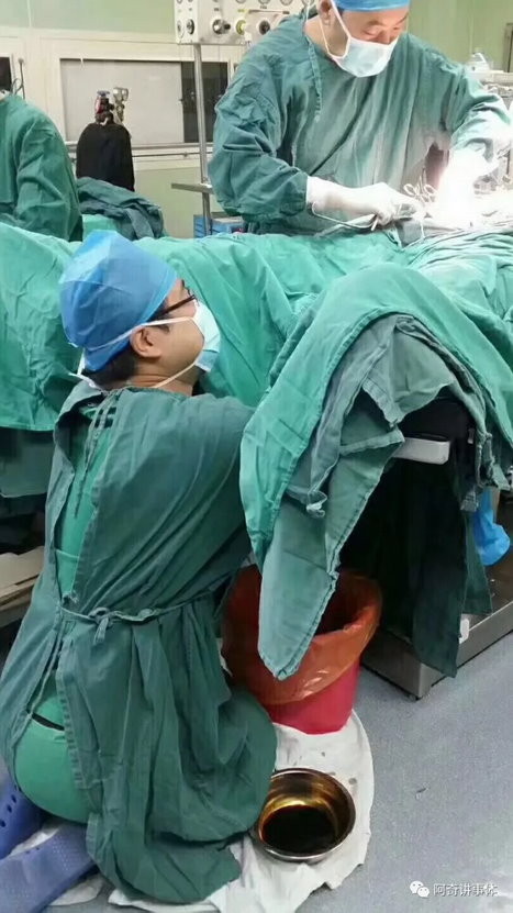 湖州市第一人民醫院的外科副主任醫師朱煒身高188公分，為了順利替患者開刀，在手術台前跪了20分鐘。（圖／翻攝網路）