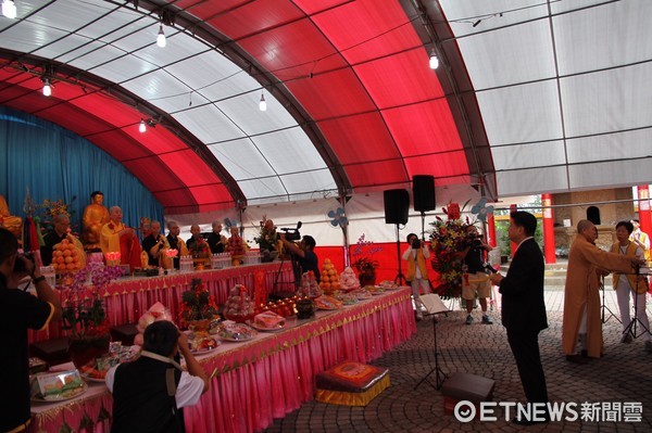 花蓮縣光復鄉保安寺舉行「啟建護國為民祈安大法會」，花蓮縣長傅崐萁到場還願，以最敬禮感謝上蒼庇祐花蓮風調雨順、縣運昌隆，百姓安居樂業、五穀豐登。（圖／花蓮縣政府提供）