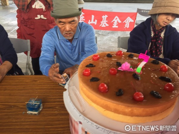 華山基金會舉辦「台東海端天使站5週年感恩茶會」，特別為古阿公準備生日蛋糕，一同吹蠟燭吃蛋糕慶生。（圖／華山基金會提供）