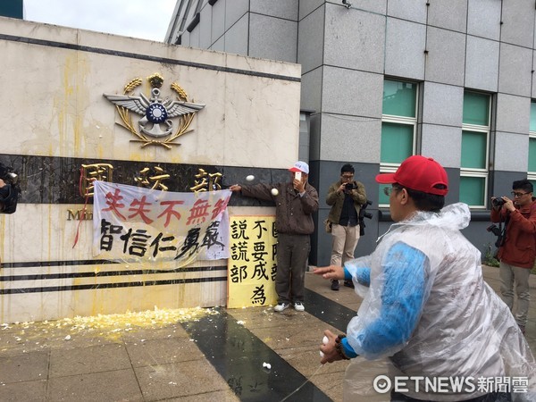 ▲▼臺灣退伍軍人權益保障協會赴國防部抗議。（圖／記者楊佳穎攝）