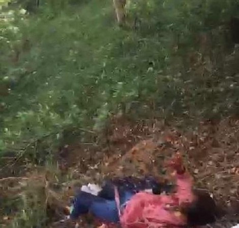 有傷者飛了出去，落在邊坡上動彈不得。（消防局提供）