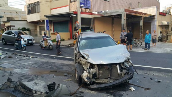 ▲國三生開車撞民宅，汽車零件散落一地。（圖／翻攝自彰化縣議員賴清美臉書）