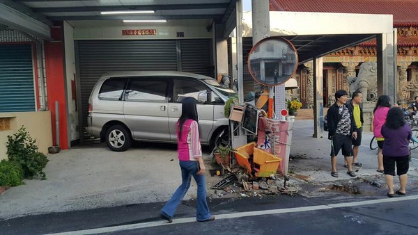 ▲國三生開車撞民宅，汽車零件散落一地。（圖／翻攝自彰化縣議員賴清美臉書）