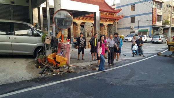 ▲國三生開車撞民宅，汽車零件散落一地。（圖／翻攝自彰化縣議員賴清美臉書）