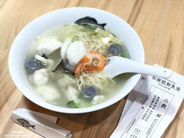 ▲台南林百貨旁和興號鮮魚湯。（圖／愛比妞提供）