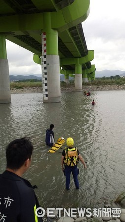 ▲男子疑似跳橋輕生，失去生命跡象在大漢溪水面載浮載沉。（圖／記者林煒傑翻攝）