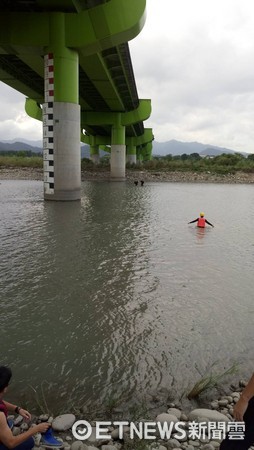 ▲男子疑似跳橋輕生，失去生命跡象在大漢溪水面載浮載沉。（圖／記者林煒傑翻攝）