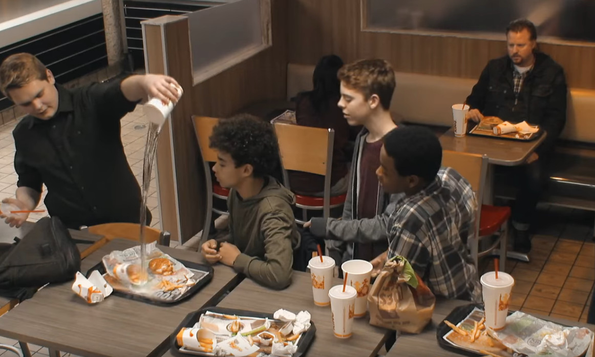 漢堡王推社會實驗　現場霸凌小男孩與華堡　客人都假裝沒看到（翻攝自YOUTUBE/Burger King廣告）