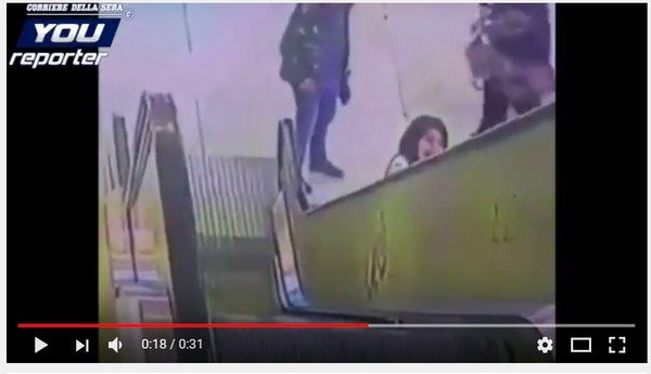 手扶梯旁滑手機　「衣服卡住」女童邊哭邊被扯上樓！（圖／翻攝自Viralia的YouTube）