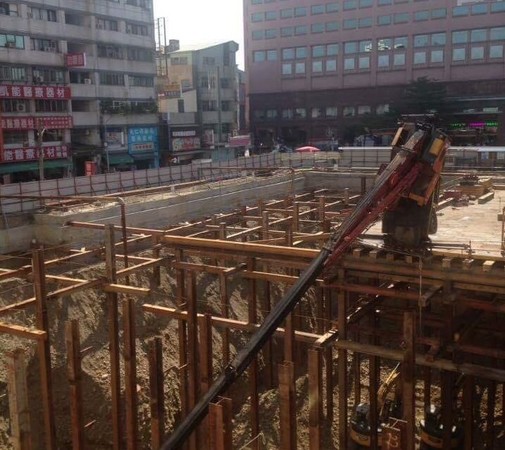 ▲台中市大里仁愛醫院新建大樓工地發生工安意外，1輛大型吊車因重心不穩「倒栽蔥」，導致徐姓工人摔落地基。（圖／翻攝臉書「爆料公社」）