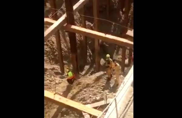 ▲台中市大里仁愛醫院新建大樓工地發生工安意外，1輛大型吊車因重心不穩「倒栽蔥」，導致徐姓工人摔落地基。（圖／翻攝臉書「爆料公社」）