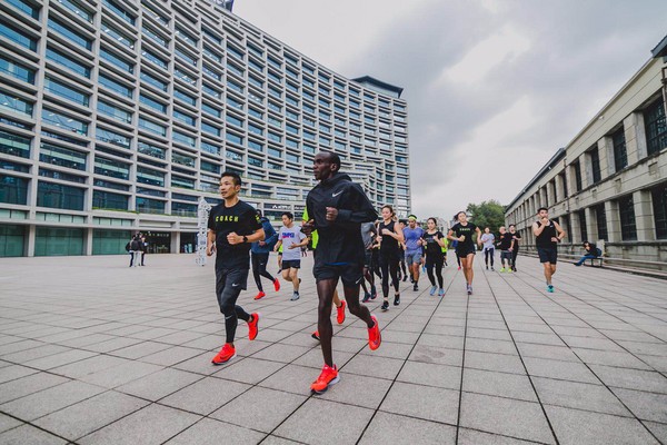 ▲▼肯亞長跑健將ELIUD KIPCHOGE領軍NIKE FAST42跑者征服風櫃嘴。（圖／品牌提供）