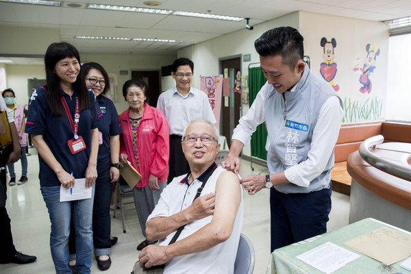 ▲新竹市衛生局開放符合公費疫苗接種對象50人以上職場即可申請貼心設站服務。