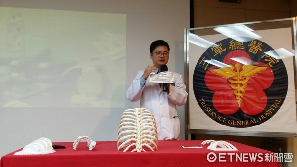 ▲摔斷8根肋骨併「血胸」　3D列印搶命...傷口還縮小4公分。（圖／記者嚴云岑攝）