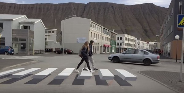 ▲冰島小鎮和印度取經，在國內首創3D斑馬線。（圖／取自 Youtube／Gústi Productions）