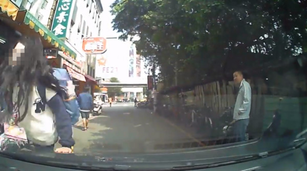 ▲▼女學生騎Ubike車禍肇逃！駕駛報警…家長態度卻讓他傻了。（圖／爆料公社）