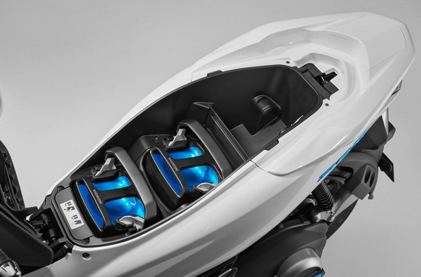 ▲2017東京車展／熟悉的可換電池！Honda PCX新動力亮相。（圖／翻攝自Honda）