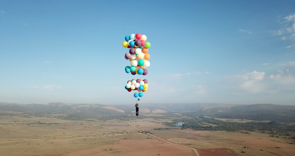 ▲▼摩根靠著氣球飛上天空。（圖／路透社）