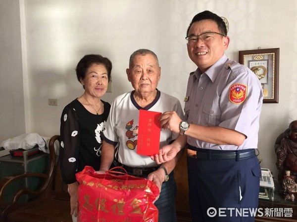 ▲台南市麻豆分局蔡進閱分局長代表黃宗仁局長，向年逾85歲的退休員警及員工父母親表達關懷慰問，並致贈重陽節賀禮。（圖／警方提供）