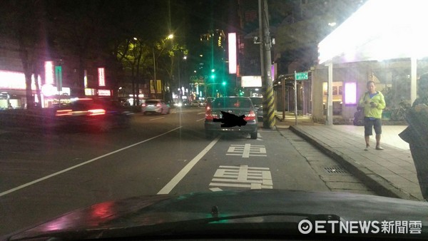 ▲男子停路邊被問路，回答不知道後竟遭鐵條毆打。（圖／記者林煒傑翻攝）