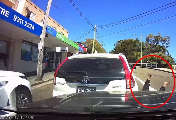 ▲三寶阿伯駕駛害自己慘摔。（圖／翻攝自Dash Cam Owners Australia YouTube）