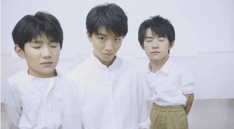 ▲▼TFBOYS王俊凱玩「不眨眼遊戲」睜大雙眼，弟弟全閉眼耍他。（圖／翻攝自新浪綜藝微博）