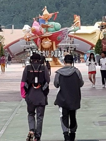 台灣粉絲在度假村遊樂區幸運捕獲野生GD和Dara。（翻攝自OMei x BIGBANG 老妹私心韓國趣粉絲團）