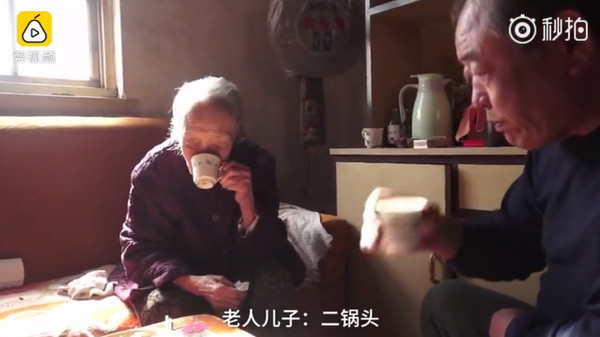 ▲▼104歲老奶奶每天喝酒配菸。（圖／翻攝自梨視頻）