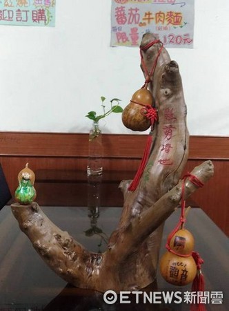 ▲▼〝懸葫濟世〞作品是指吳水榮老師父子在葫蘆藝術上及農業上的奉獻。（圖／林新來提供）