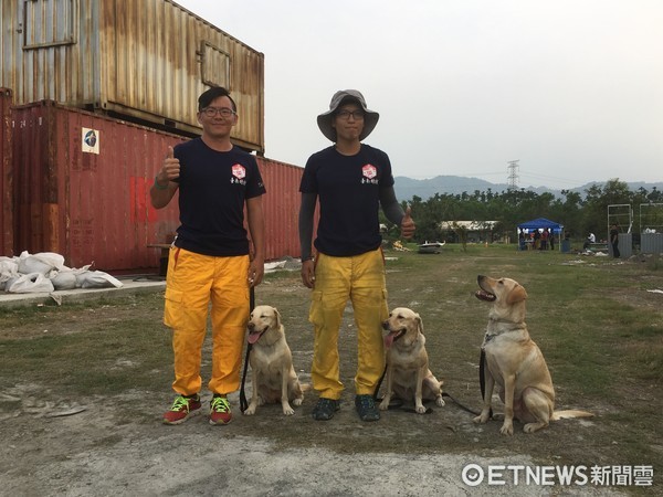 ▲台南市消防局2隻拉不拉多犬Kathy與Kenna，通過國際搜救犬評量中級測驗，正式加入救災勤務。（圖／記者林悅翻攝）      