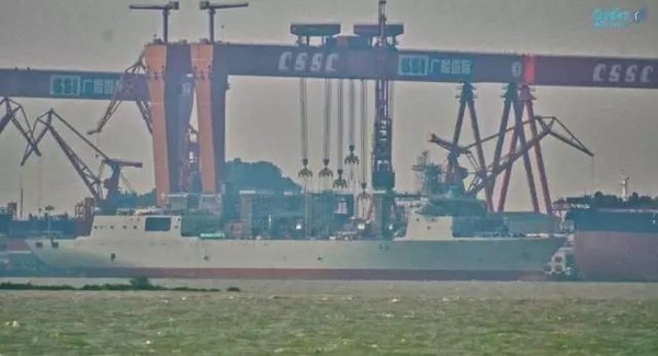 中國正全力趕工第2艘901型綜合補給艦的建造。（圖／翻攝自大陸網站）