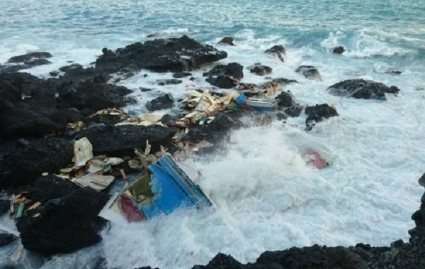 台東新港漁港「鴻億1號」漁船今晨在三仙台北夯海遇擱淺,船體被大浪打碎。（圖／翻攝畫面）