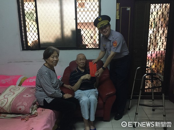 ▲台南市警一分局長邱文亮，前往慰問86歲退休交通隊小隊長陳家駒。（圖／警方提供）