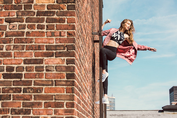 ▲新生代超模Gigi Hadid展現自我魅力打破既有運動服飾穿搭概念，嶄新詮釋Reebok運動時尚。（圖／品牌提供）