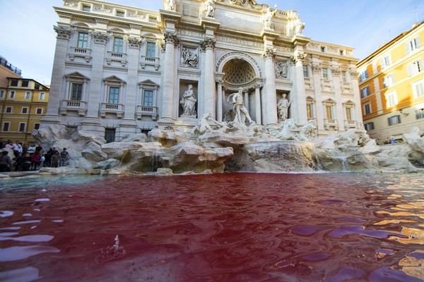 ▲▼異議份子在羅馬許願池倒紅顏料             。（圖／達志影像／美聯社）