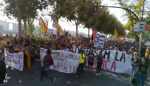 西班牙參議院排定27日決定是否收回自治權，前一天上千民眾在巴薩隆納集會抗議。（圖／路透社）