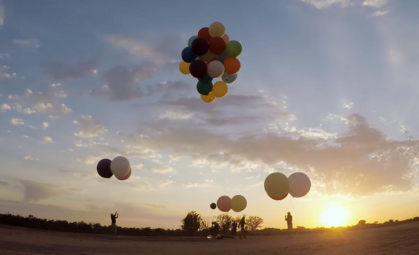 ▲▼歷險公司老闆摩根（Tom Morgan）利用逾百個氦氣球「沖天」，橫越南非25公里，過程完全是在玩命！ （圖／TheJewishSongs youtube）