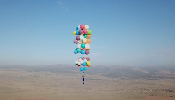 ▲▼歷險公司老闆摩根（Tom Morgan）利用逾百個氦氣球「沖天」，橫越南非25公里，過程完全是在玩命！ （圖／TheJewishSongs youtube）