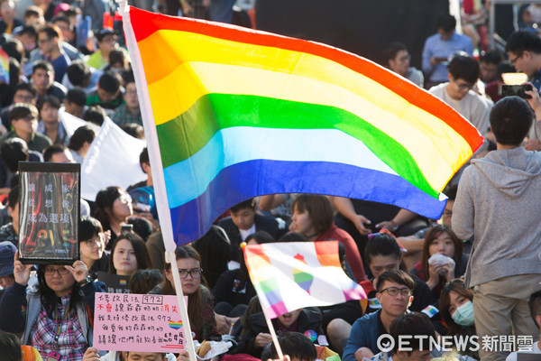 ▲▼1226婚姻平權法案,挺同團體,彩虹旗（圖／記者季相儒攝）