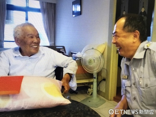 ▲市警四分局長梁仁輝，與95歲高齡之退休警員李南壽閒話家常，兩人相談甚歡，氣氛溫馨感人。（圖／警方提供）