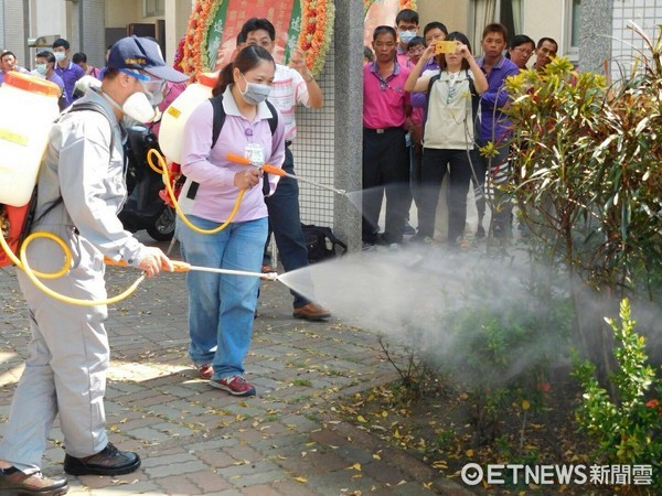 ▲台南市登革熱防治中心指出，除空間噴灑的化學防治方式外，新化學防治新技術「護罩式噴灑法」，是防治新技術。（圖／衛生局提供）